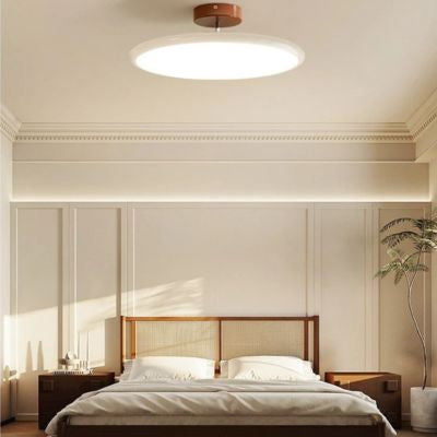 Plafonnier minimaliste blanc avec socle marron moderne vintage dans chambre nordique midcentury