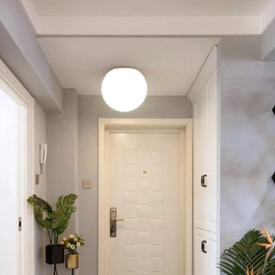 Plafonnier moderne boule verre blanc lumineux couloir entrée design minimaliste