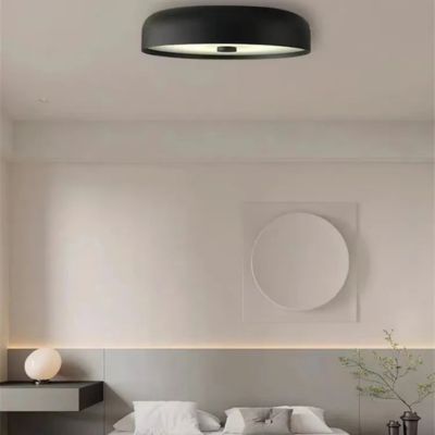 Plafonnier noir minimaliste style italien dans chambre minimaliste moderne blanche
