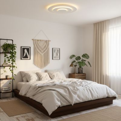 plafonnier trois anneaux concentriques blancs chambre bohème chic éclectique lit bas bois literie blanche tapis plante macramé au mur cadres
