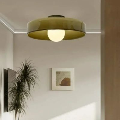 Plafonnier vert-olive en verre vintage années 70 dans couloir minimaliste fleurs séchées petit cadre