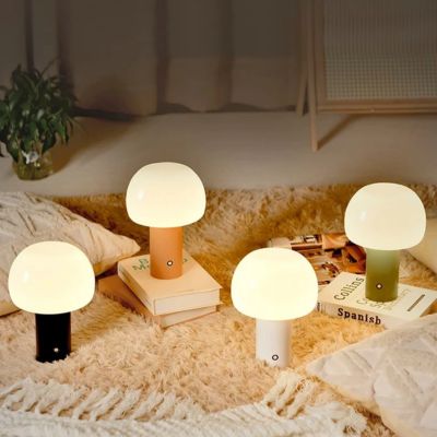 Lampe champignon blanche noire orange vert sauge abat-jour blanc sans fil rechargeable posée sur le sol tapis beige poils longs